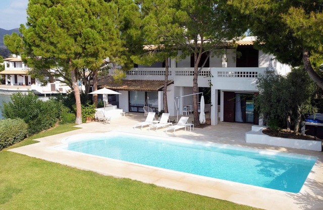 Villa 'The White By Seaviews' with Sea View, Wi-Fi and Air Conditioning