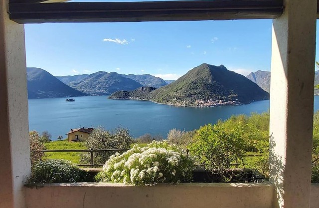 Villa Valeriana - vista esclusiva su Monte Isola - Lago d'Iseo