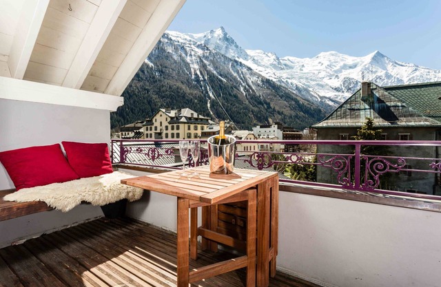Villa Vallet Apartment - an apartment that sleeps 6 guests in 3 bedrooms
