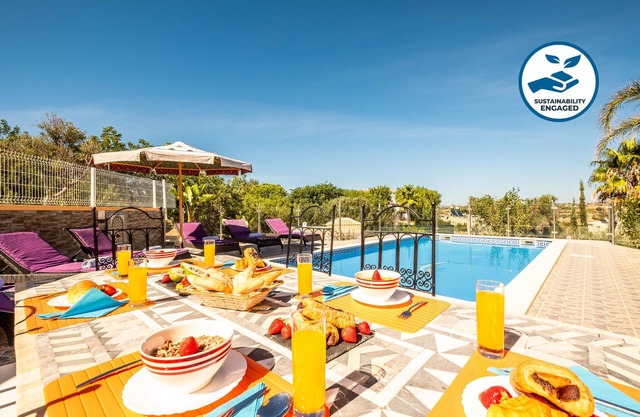 Villa w/heatable pool, BBQ & private garden