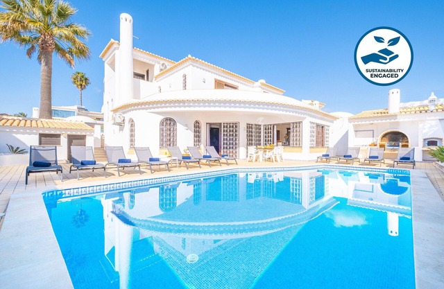 Villa w/sea view, BBQ & pool, São Rafael
