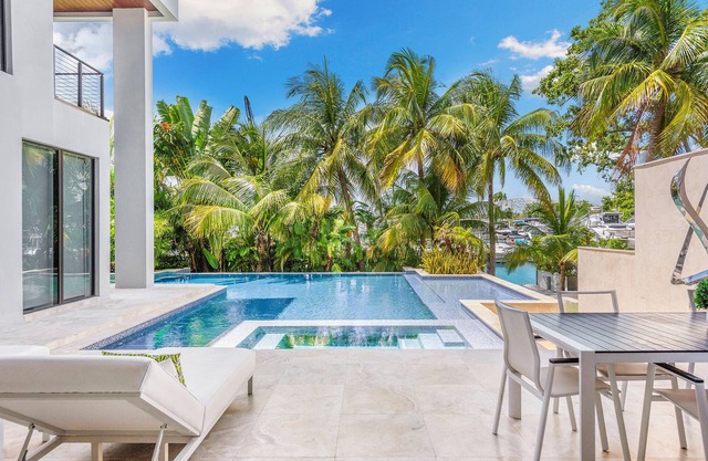 VILLA WATER-FRONT MIAMi BEACH 6BEDROOMS FAMILY BIG GROUP FRIENDLY 14ppl SLEEPS