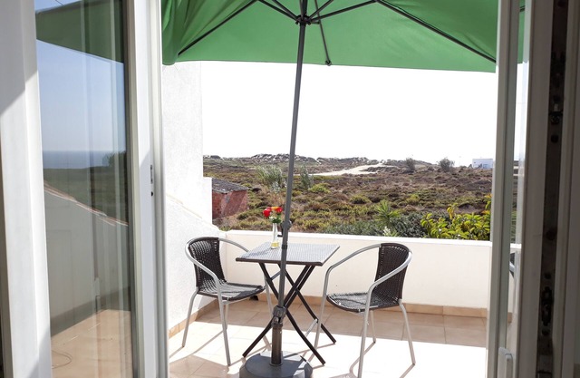 Villa with sea views throughout the house. Spacious, with parking in front of the house.