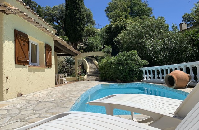 Villa with character, swimming pool and view of the Levant and Port Cros islands, beach 300m away