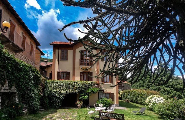 Villa with 7 beds, 3 bathrooms, private garden, heating, wifi.
