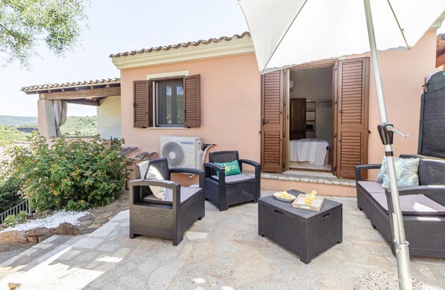 Villa with BBQ & Fast Wi-Fi - Sleeps 5, Minutes from the Beach