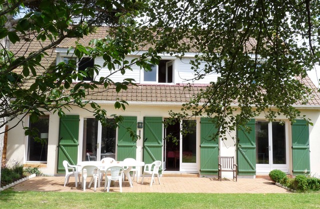 Villa with enclosed garden, in the center, beach at 300m