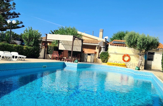 Villa with swimming pool facing the sea, for those who love peace and privacy