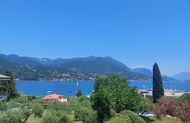 Villa with awesome lake view a few steps from the beach