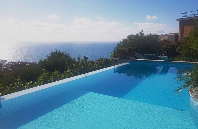 Villa with pool and beautiful sea view