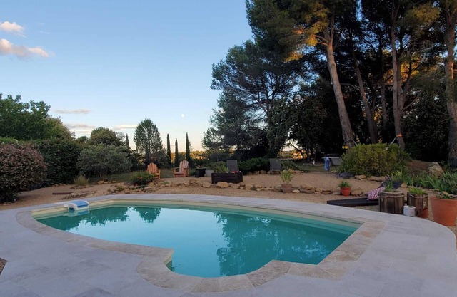 Villa with pool, 8people, hammocs, BBQ, ping-pong table, 5mn walk from village