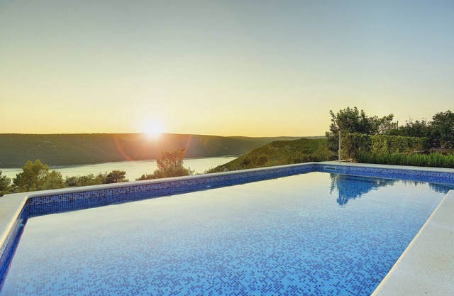 Villa with pool, only 1 km from the beach; fantastic view
