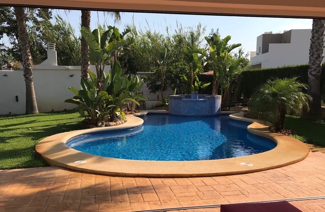 villa with private pool 200 meters from the sandy beach