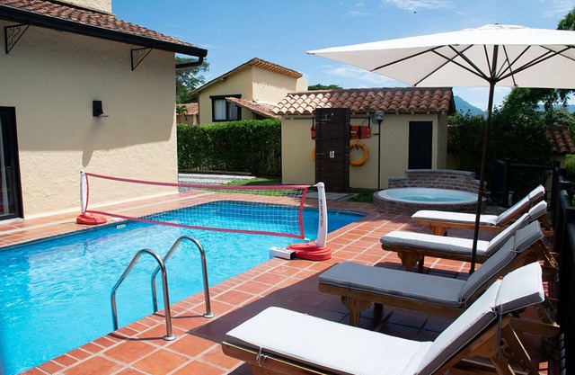 Villa with private pool and heated jacuzzi, 5 min from Panaca Park.