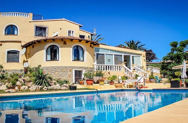 Villa with private pool, garden, WLAN, air condi., washing machine, parking