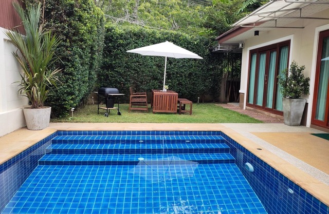 Villa with spacious garden, modern kitchen, fine interior, barbecue grill