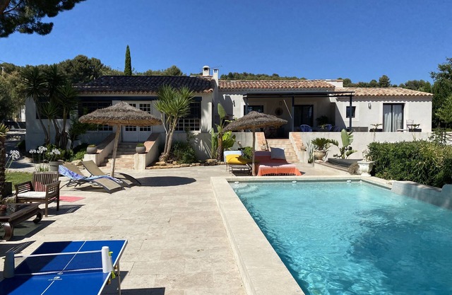 Villa with swimming pool, jacuzzi, large garden 7 minutes from the beaches of Les Lecques