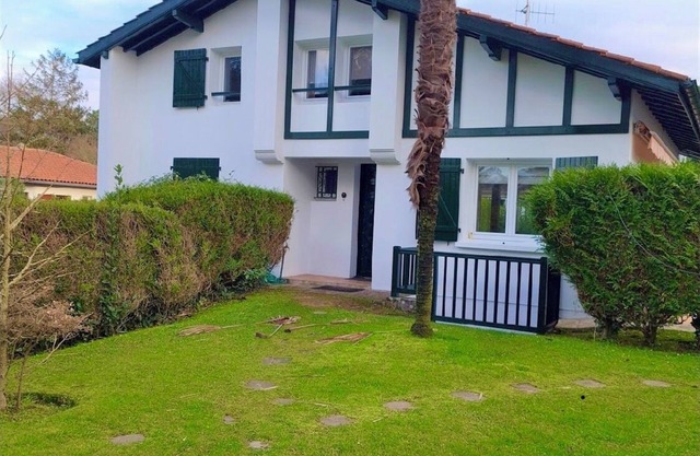 Villa with swimming pool, beach within walking distance. Live video possibility avoiding scam!