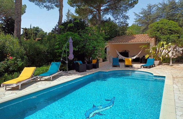 Villa with swimming pool in a quiet area and close to the beach
