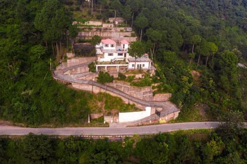 Villa Woodside Meadows by VEO - 3 BR with Jacuzzi in Kasauli with Hill view