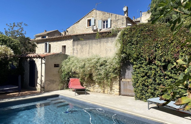 Village house with heated pool in the Luberon for 14 people