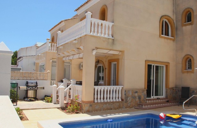 Villamartin Detached Villa. Private pool, Free WiFi & Air-con', Minutes - Beach.