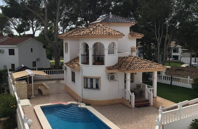 Villamartin Villa with Private Pool. 2 Min walk to Plaza. Lots of outdoor space.