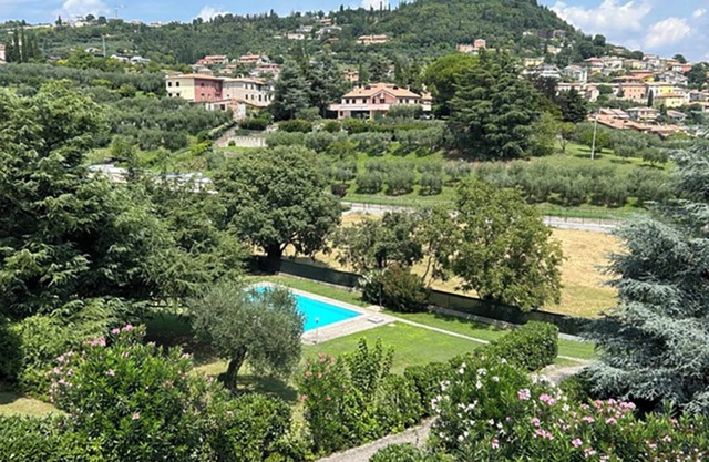Villetta Cavaion, in the middle of olive groves & vineyards overlooking the lake