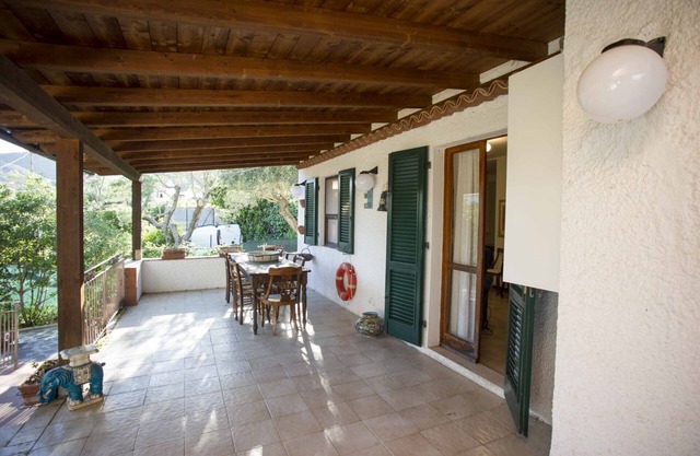 Villetta Tiziana sleeps 4 with fenced garden near Marina di Campo