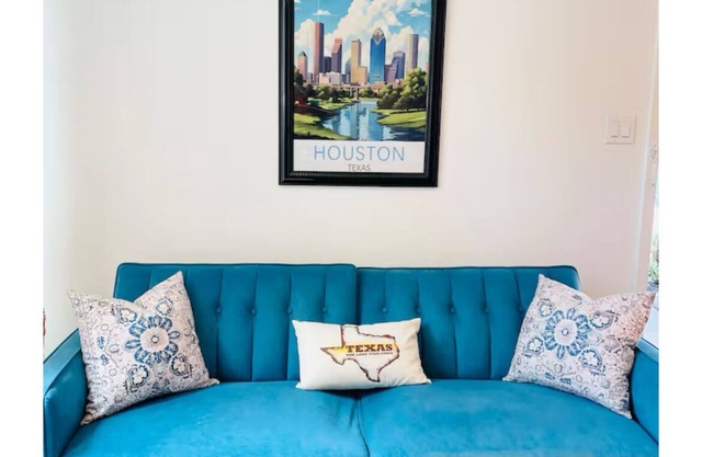 Vintage Chalet Studio 6 Creative Walkable Montrose H-Town Favorite!