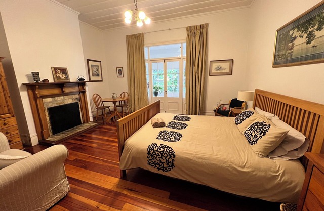 VINTAGE KING ROOM ONLY Shared Bathroom @ LA CASA BONITA AUCKLAND 8 Rooms Villa