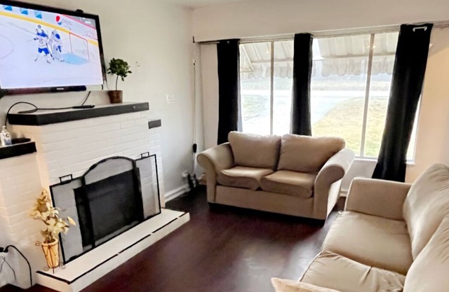 VINTAGE⭐️NORTH SURREY CENTRAL⭐️3 BED⭐️POOL & PING-PONG TABLE