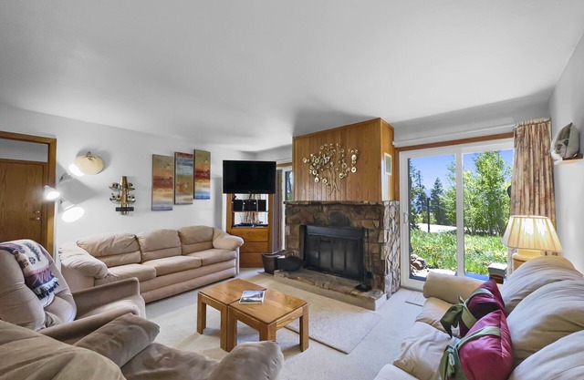 Vintage Ski Condo in Quiet Setting. Wood Fireplace, Hot Tubs, Pool. BB103