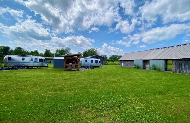 Vintage Villa - 3-suite compound on wine trail- outdoor kitchen, fire pit, games