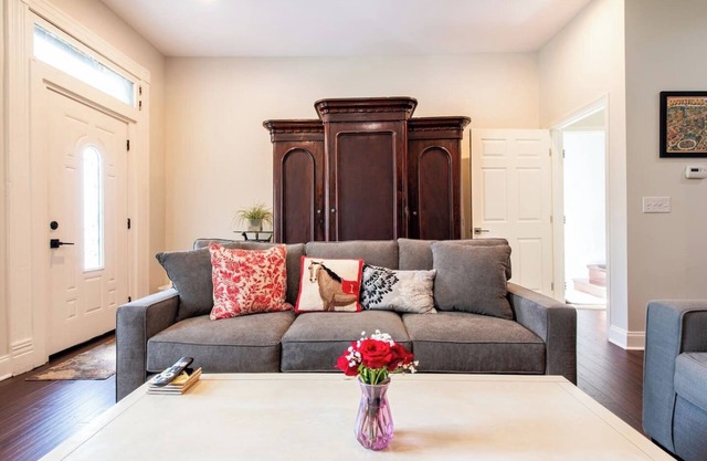 Vintage yet Modern Highlands home! Walk to venues!