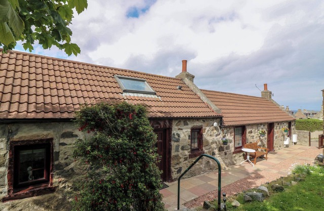 VIOLA COTTAGE, pet friendly, character holiday cottage in Fraserburgh