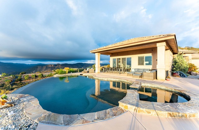 Vista Grande (4-Bedroom Home) with Pool by RedAwning