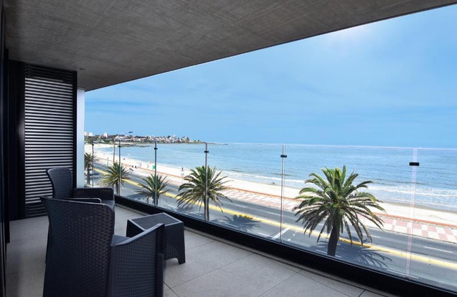 Vistas al Mar en Exclusivo Apartamento con Garage