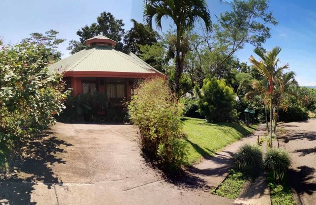 VolCasa with lake view and pool. Bird watcher's haven.