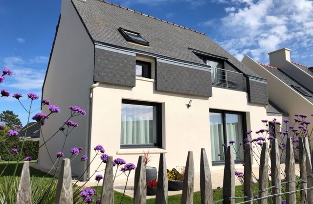 Wake up sea view, in the heart of Porsguen, 3 bedrooms, fireplace, enclosed garden