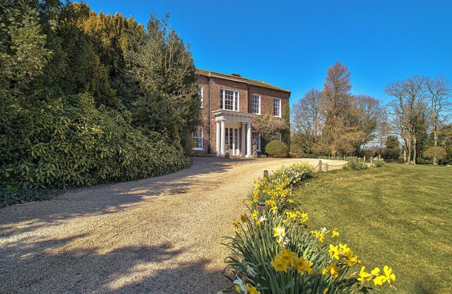 Walcot Hall by Group Retreats - sleeps 25 guests in 8 bedrooms
