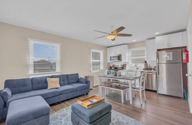 Walk 2 Beach, Outdoor Shower, Linens + Towels provided, Beach badges included