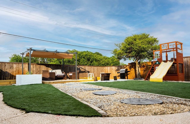 Walk-in Distance to UTD/Backyard with playground