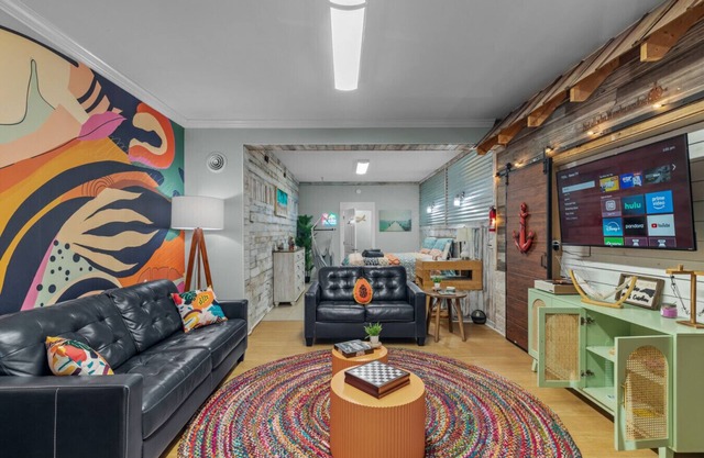 Walk Score 99/Waterfront/Upscale Design/2 Kayaks
