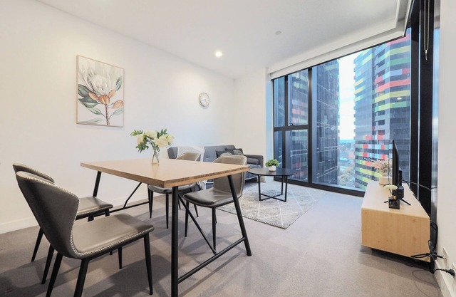 Walk through the art-filled lobby, neighbour to the world-renowned Royal Melbourne Institute of Technology (RMIT).