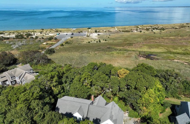 Walk to beach, Secluded and private home and backyard!