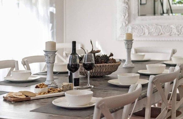 Walk to beach/shops Games room, linen Wifi. Pet friendly