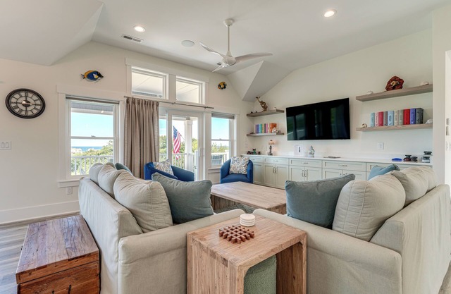 Walk to Beach: Southern Shores Retreat w/Hot Tub
