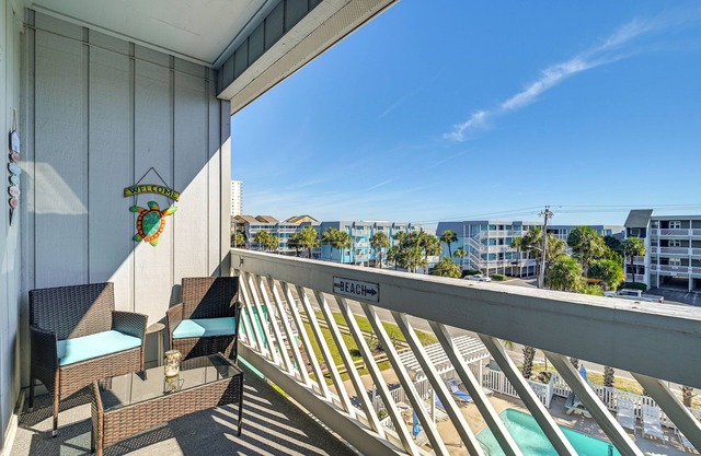 Walk to Beach: Top-Floor Condo in Murrells Inlet