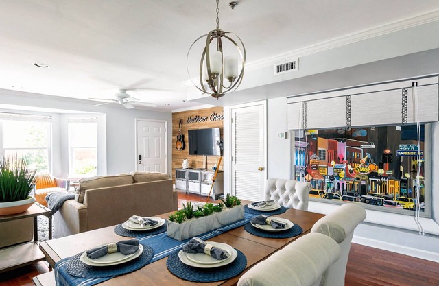 Walk To Broadway-Charming Modern-Historic Townhome
